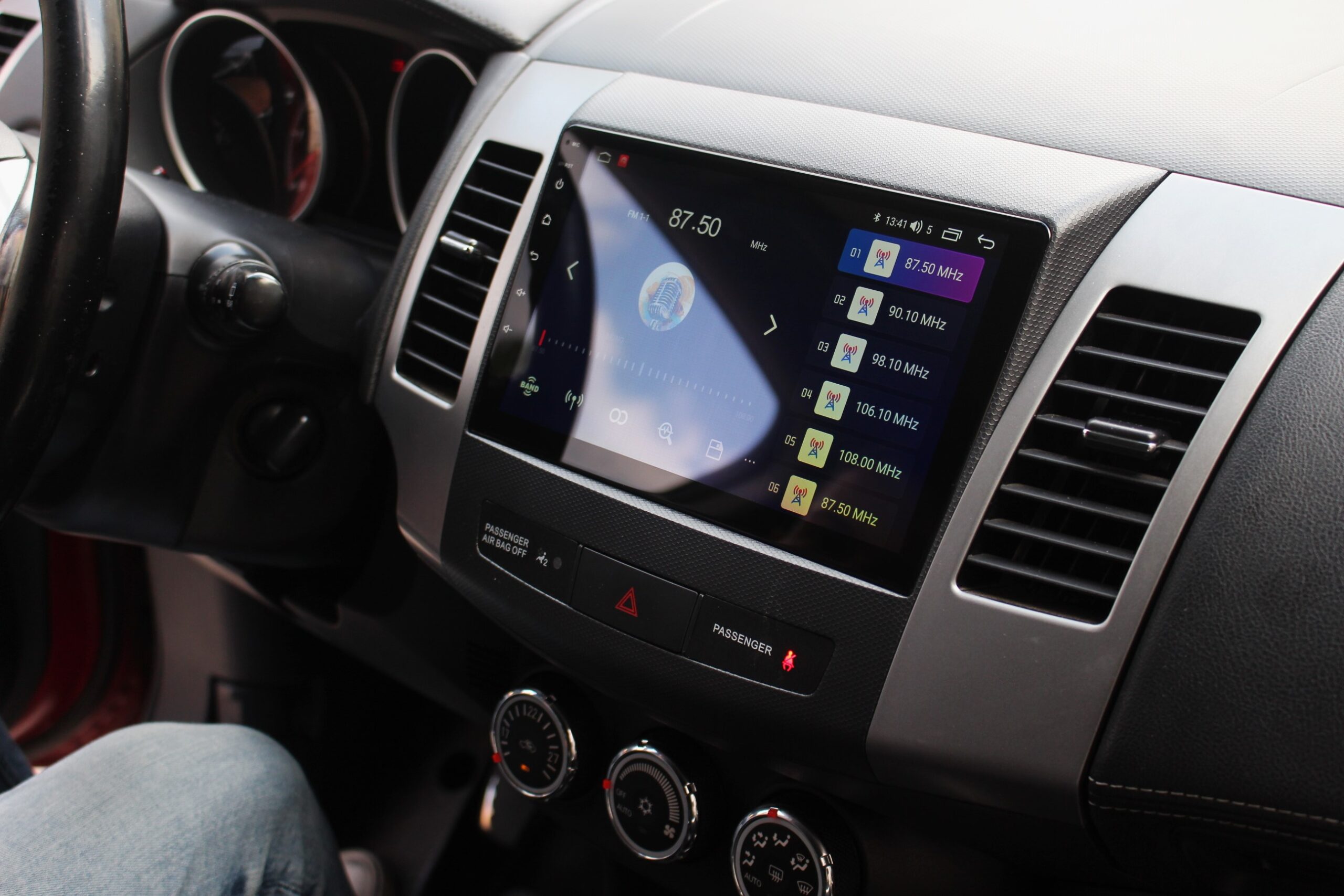 Radionawigacja Android zamontowana w samochodzie Mitsubishi w