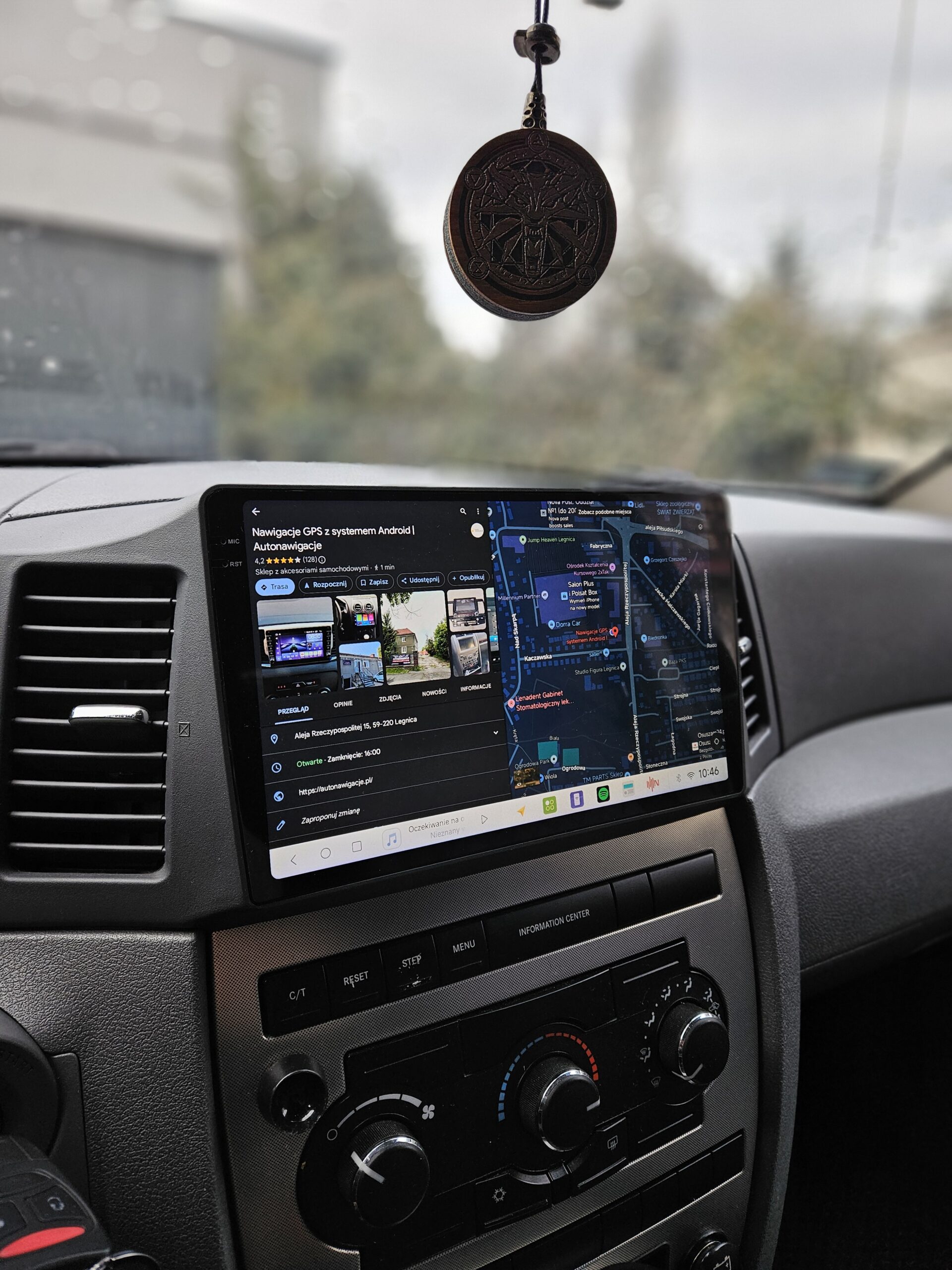 Radionawigacja Android zamontowana w samochodzie Jeep