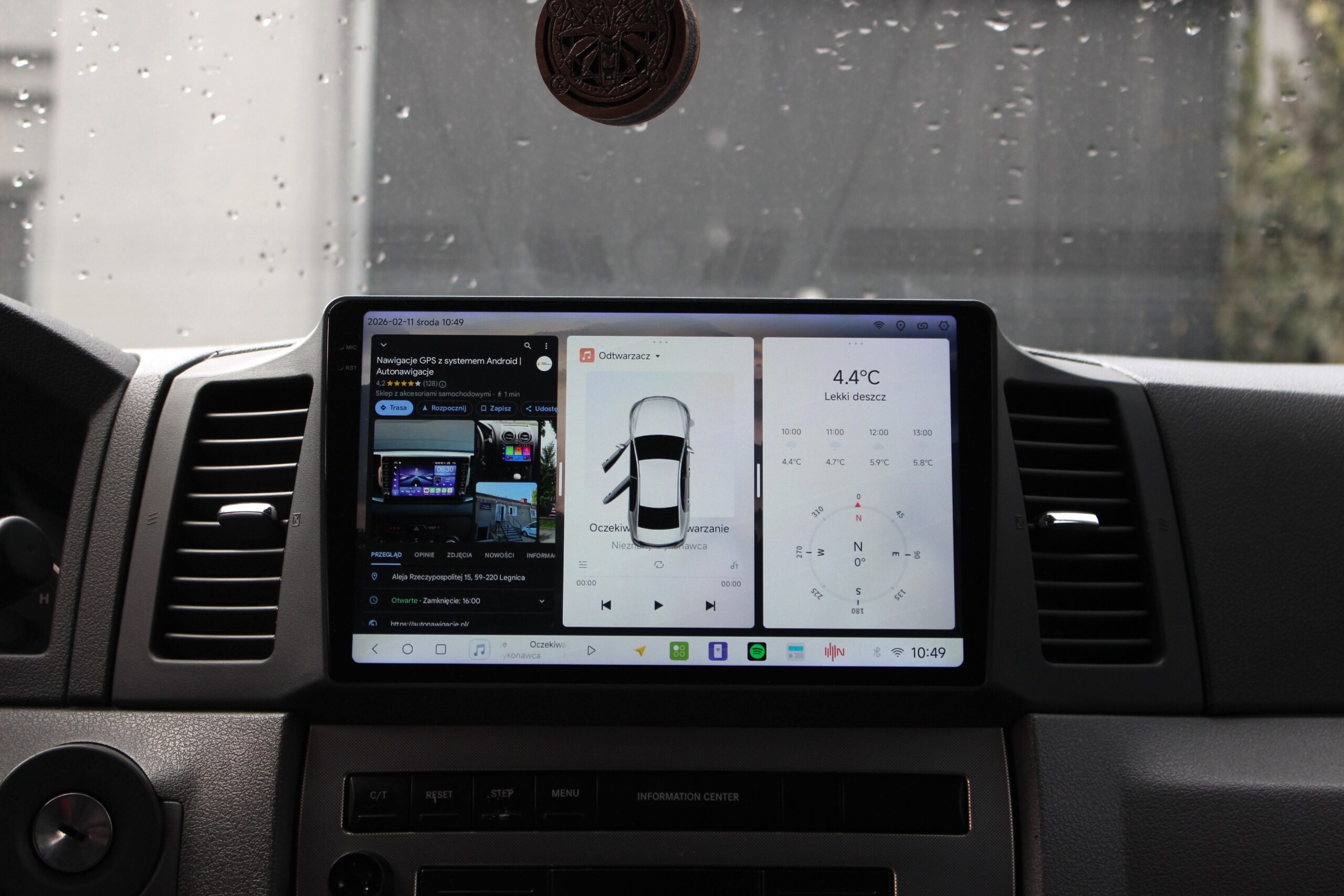 Radionawigacja Android zamontowana w samochodzie Jeep